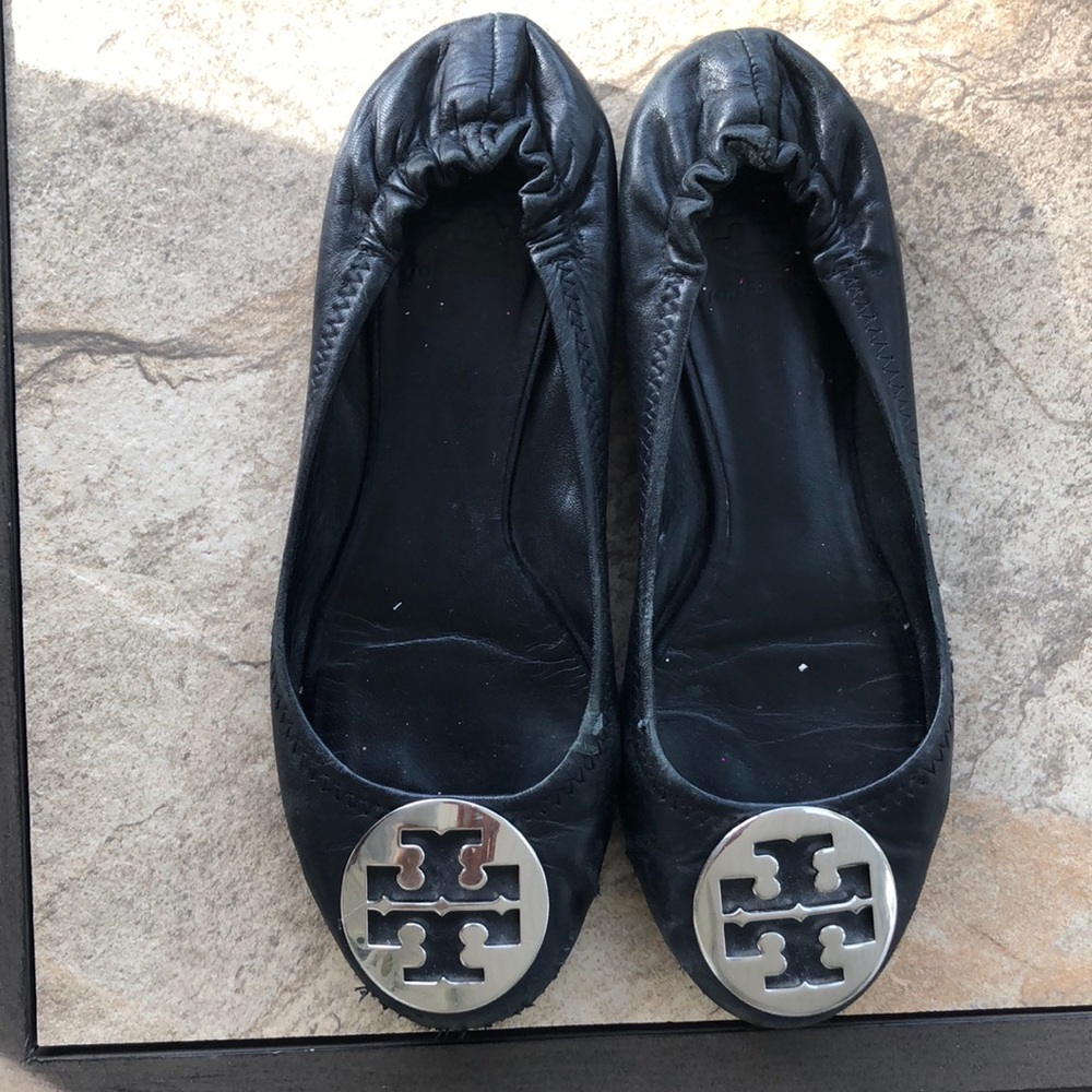 Tory Burch well loved, blk leather ballerina flat